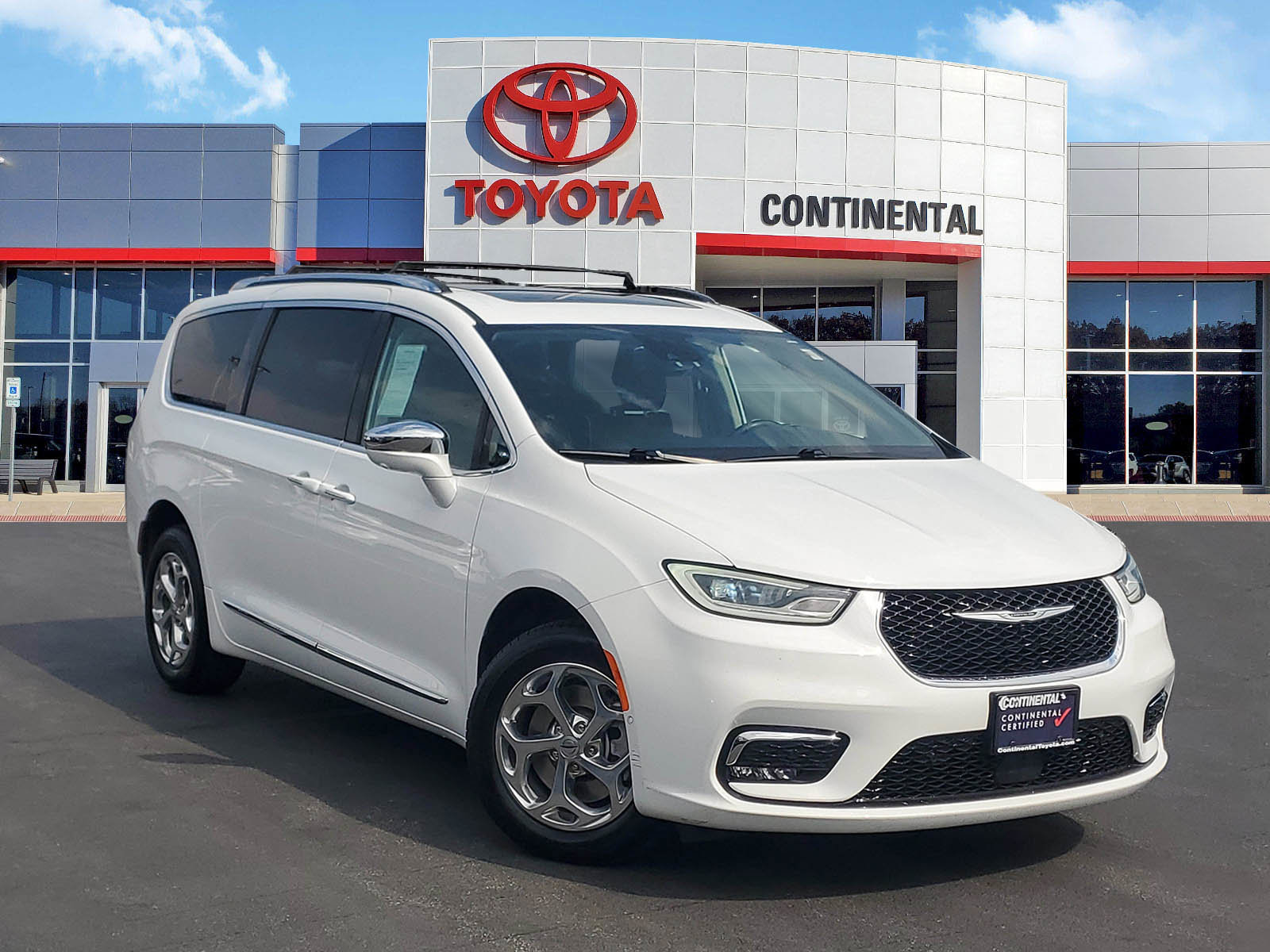 Used 2021 Chrysler Pacifica Limited w/ Uconnect Theater Family Group AWD/4WD image 2