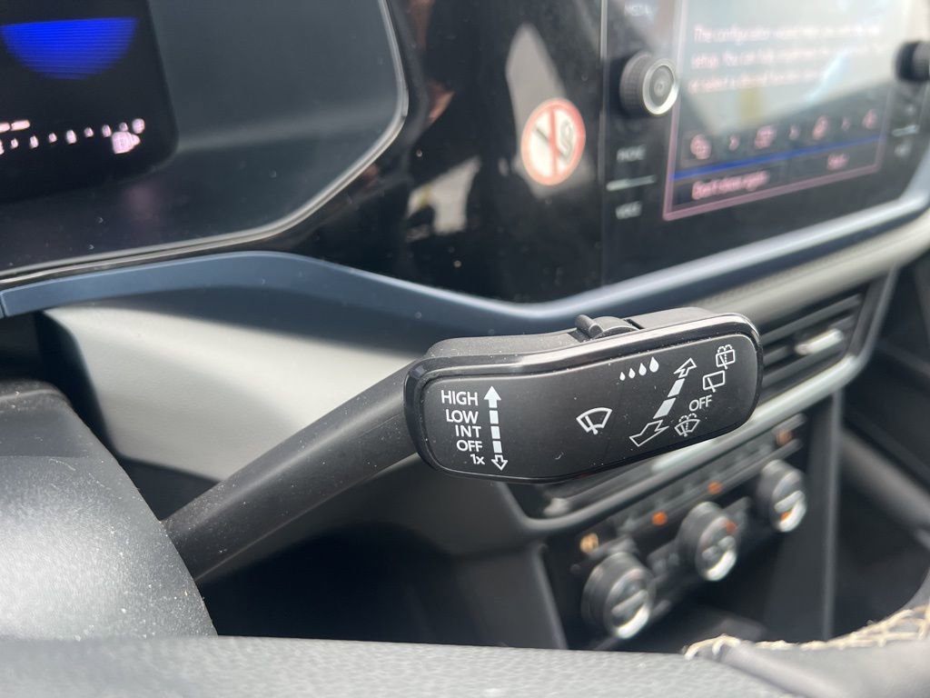 Used 2024 Volkswagen Taos SE image 13