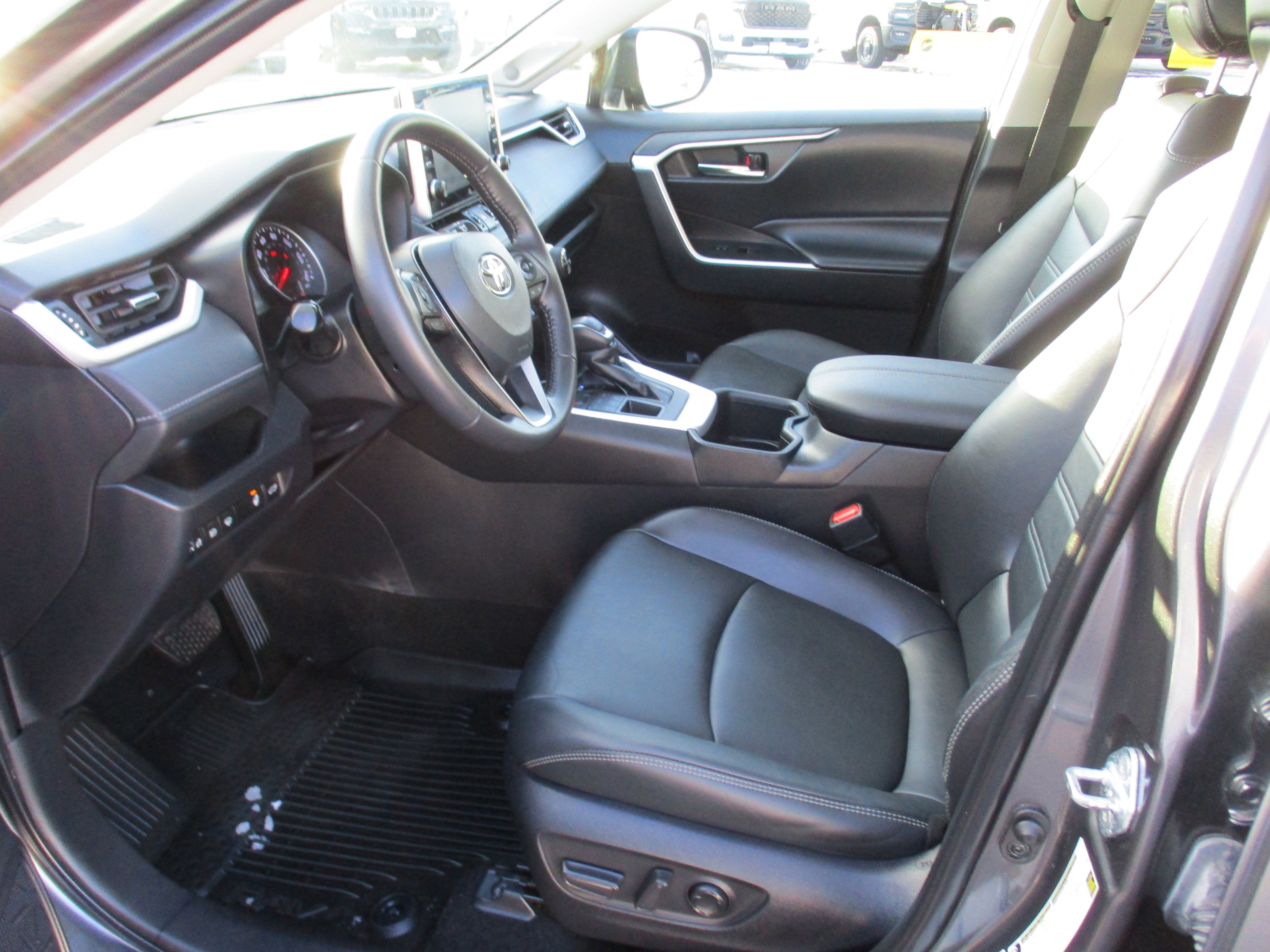 Used 2022 Toyota RAV4 XLE Premium image 12