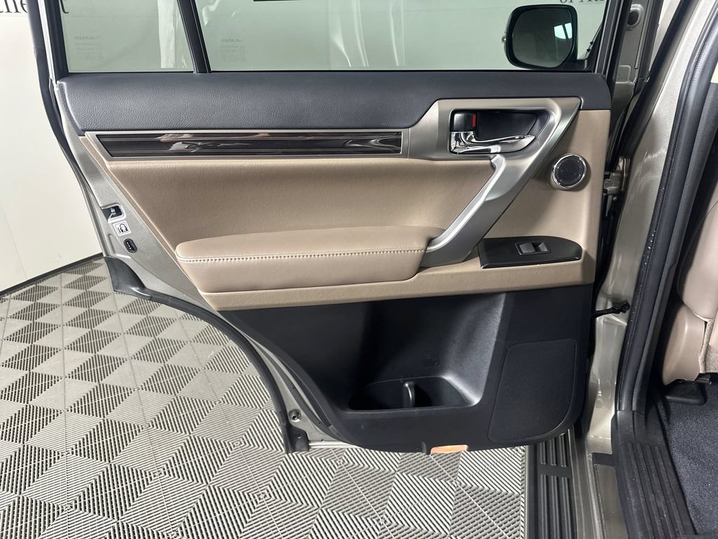 Used 2023 Lexus GX 460 Premium w/ Accessory Package AWD/4WD image 21