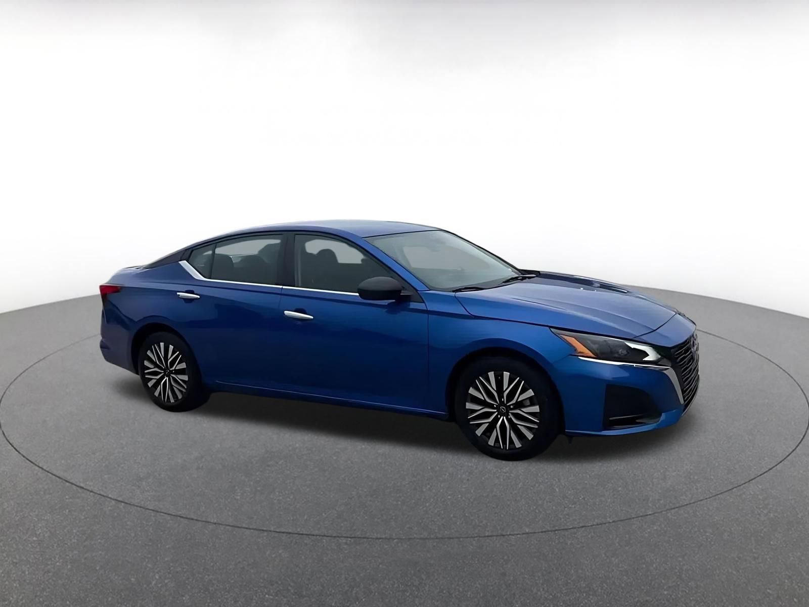 Used 2025 Nissan Altima 2.5 SV FWD image 2