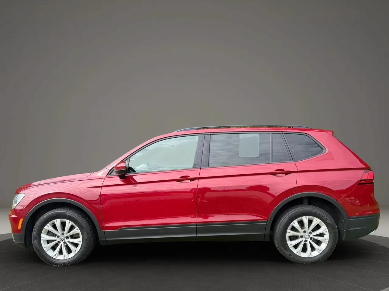 Used 2018 Volkswagen Tiguan S FWD image 2
