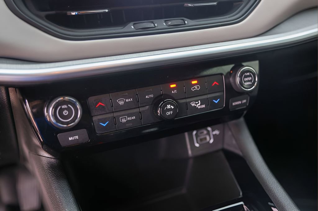 Used 2025 Jeep Compass Limited AWD/4WD image 19