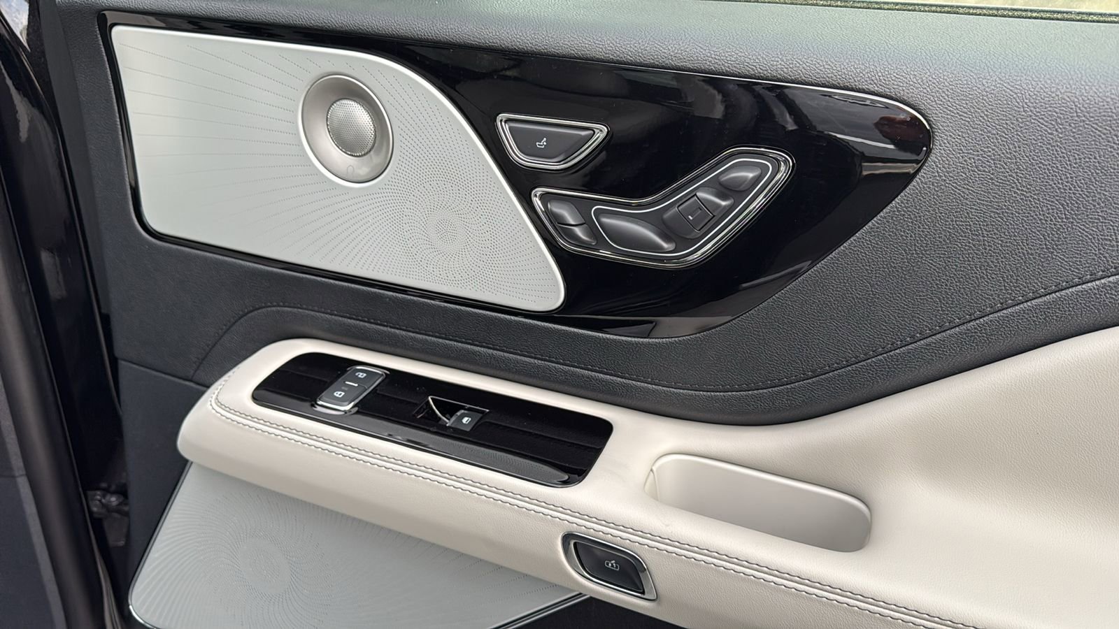New 2025 Lincoln Aviator Reserve w/ Equipment Group 201A image 9