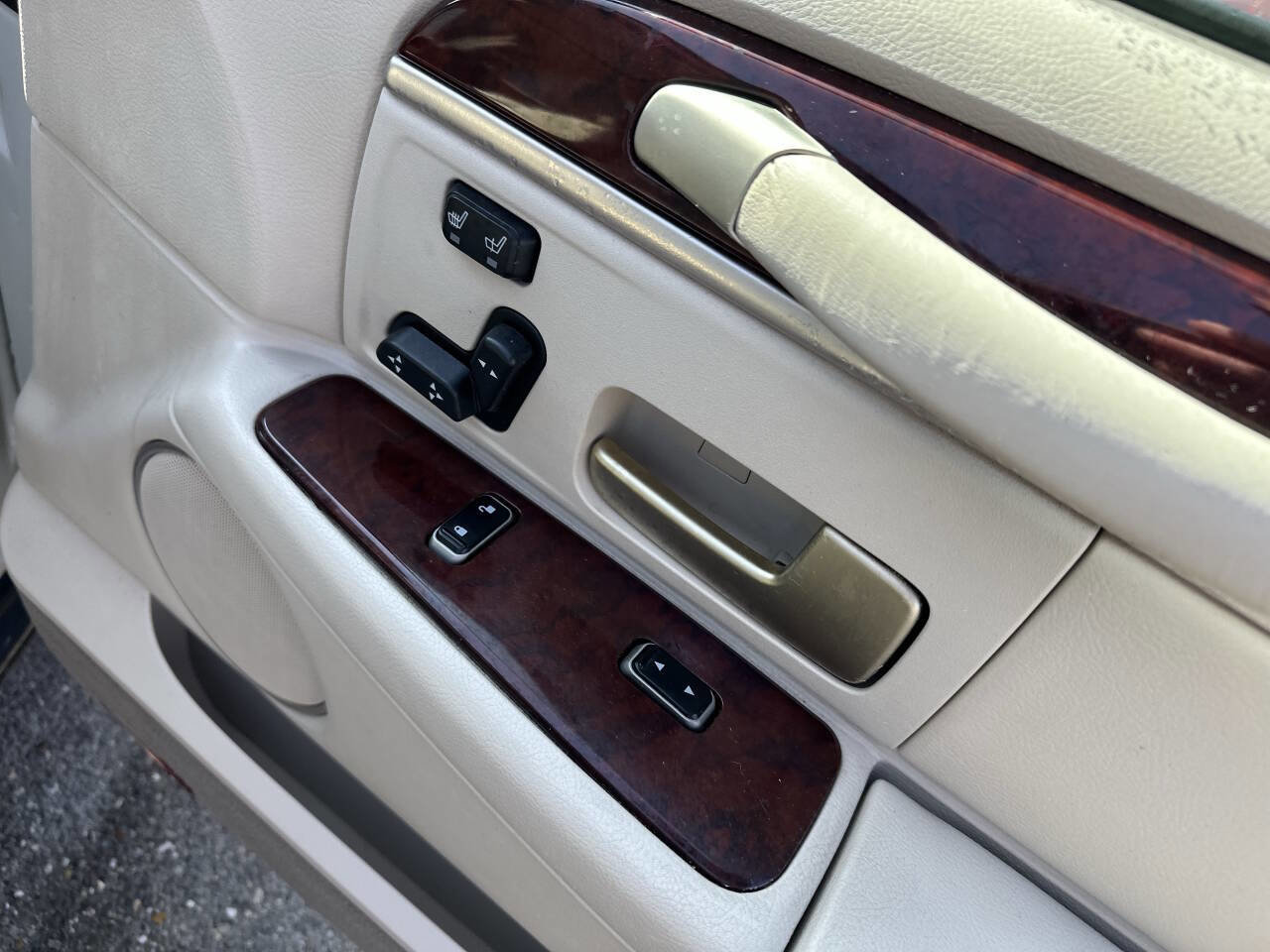 Used 2004 Lincoln Town Car Ultimate image 22