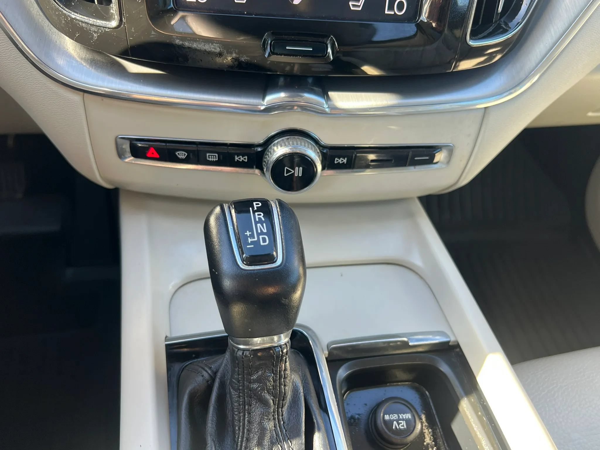 Used 2019 Volvo XC60 T5 Momentum w/ Premium Package AWD/4WD image 24