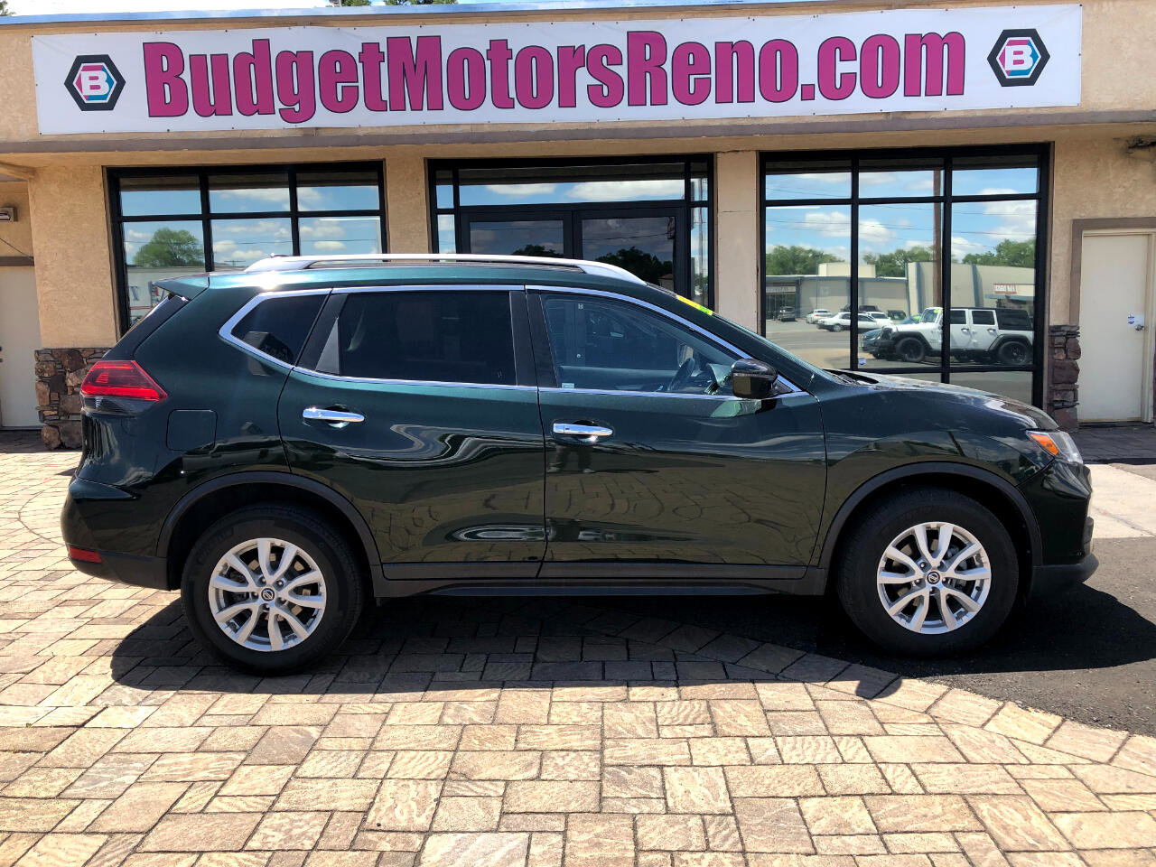 Used 2019 Nissan Rogue SV image 2