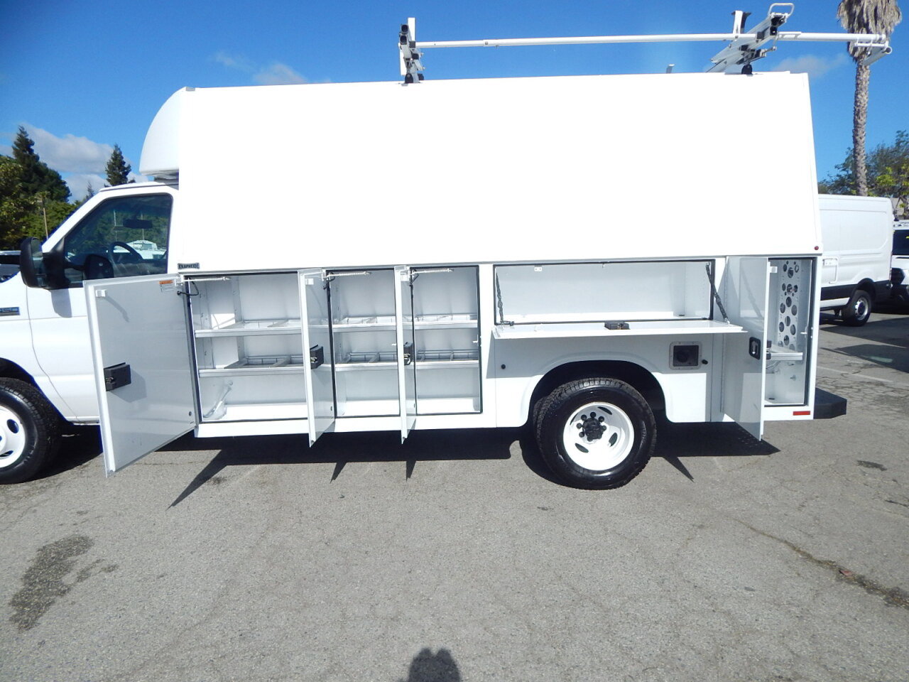 Used 2022 Ford E-450 and Econoline 450 Super Duty w/ Power Windows & Locks Group RWD image 4