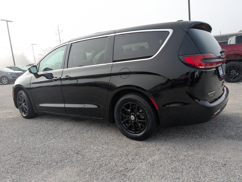 Used 2024 Chrysler Pacifica Touring-L FWD image 8