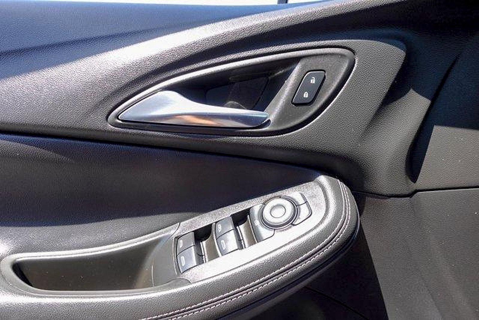 Used 2022 Buick Encore GX Select AWD/4WD image 11