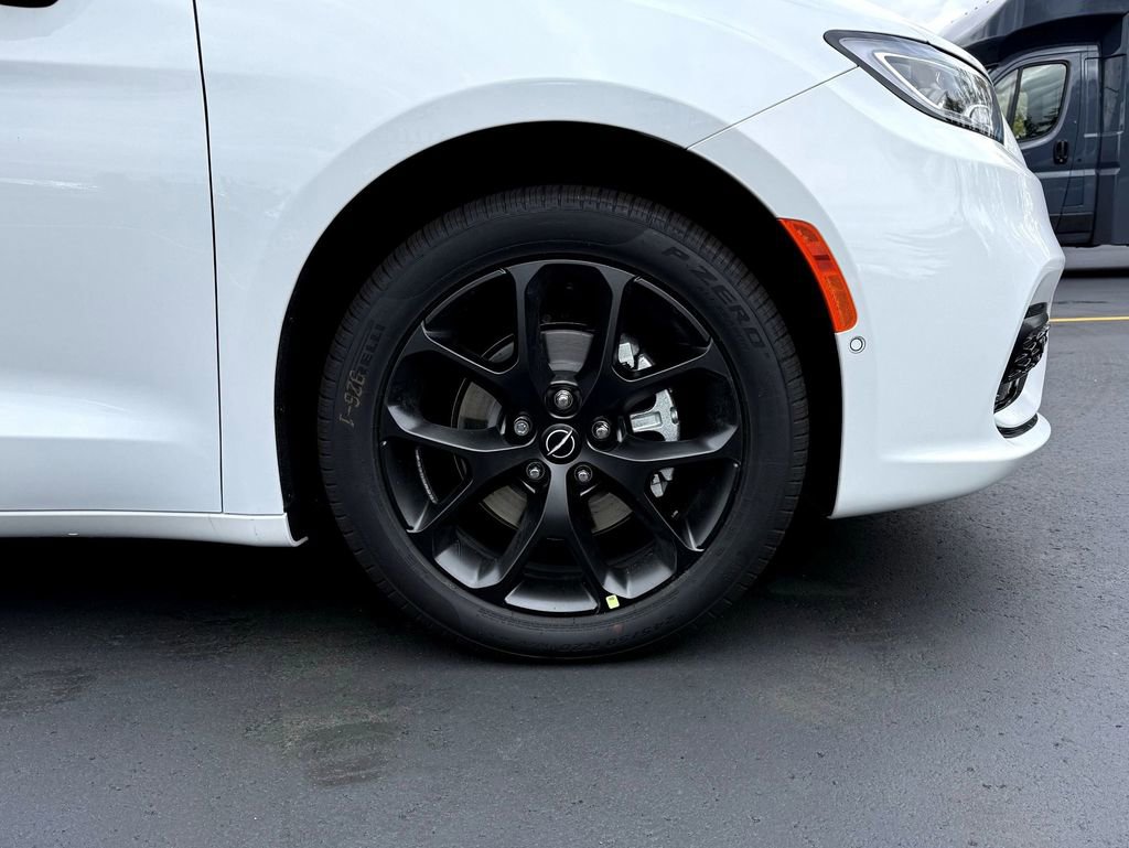 New 2026 Chrysler Pacifica Limited w/ Uconnect Theater Family Group image 9