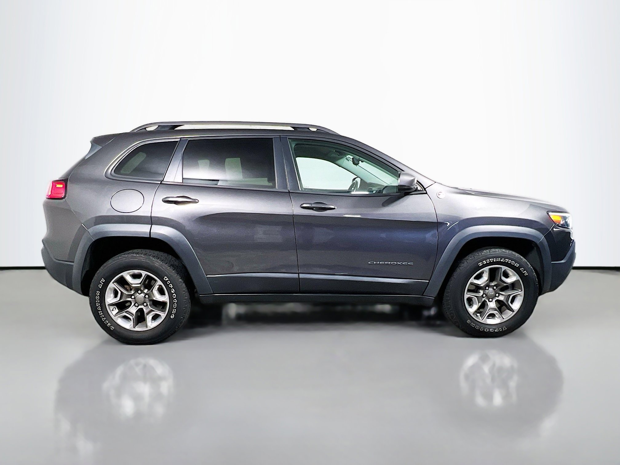 Used 2019 Jeep Cherokee Trailhawk w/ Cold Weather Group AWD/4WD image 3