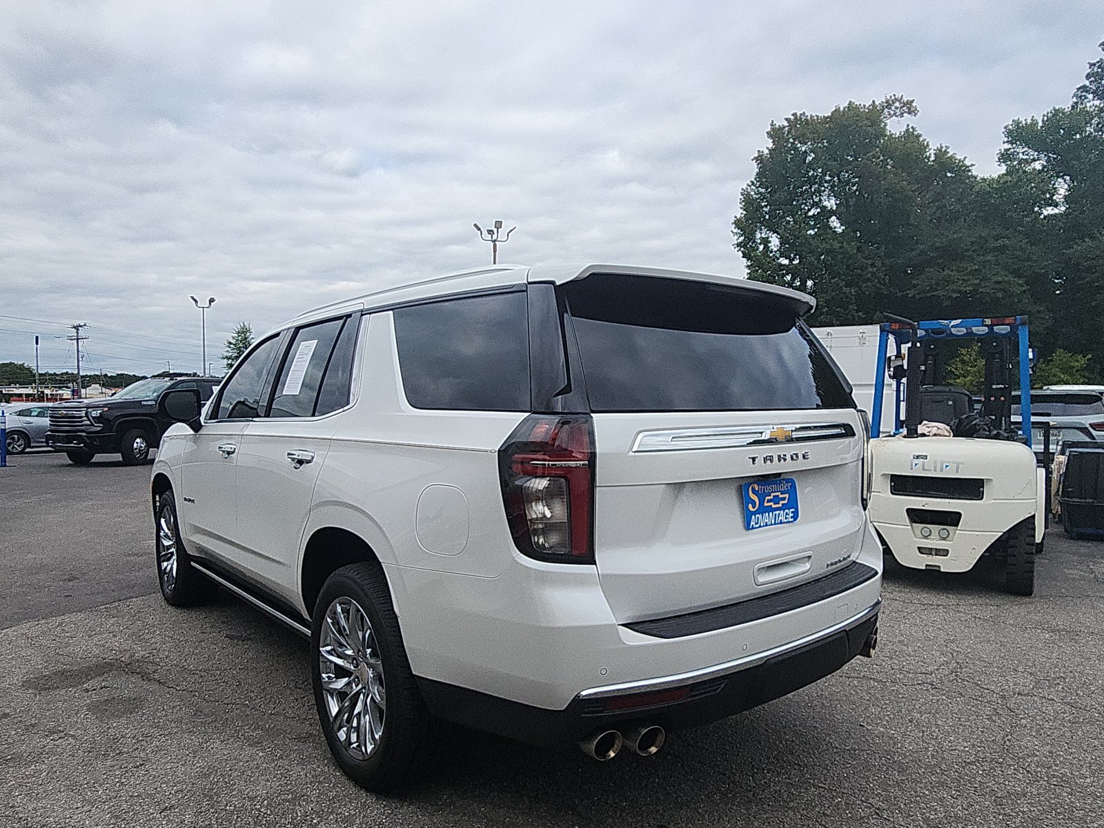 Used 2023 Chevrolet Tahoe Premier w/ Premium Package AWD/4WD image 3