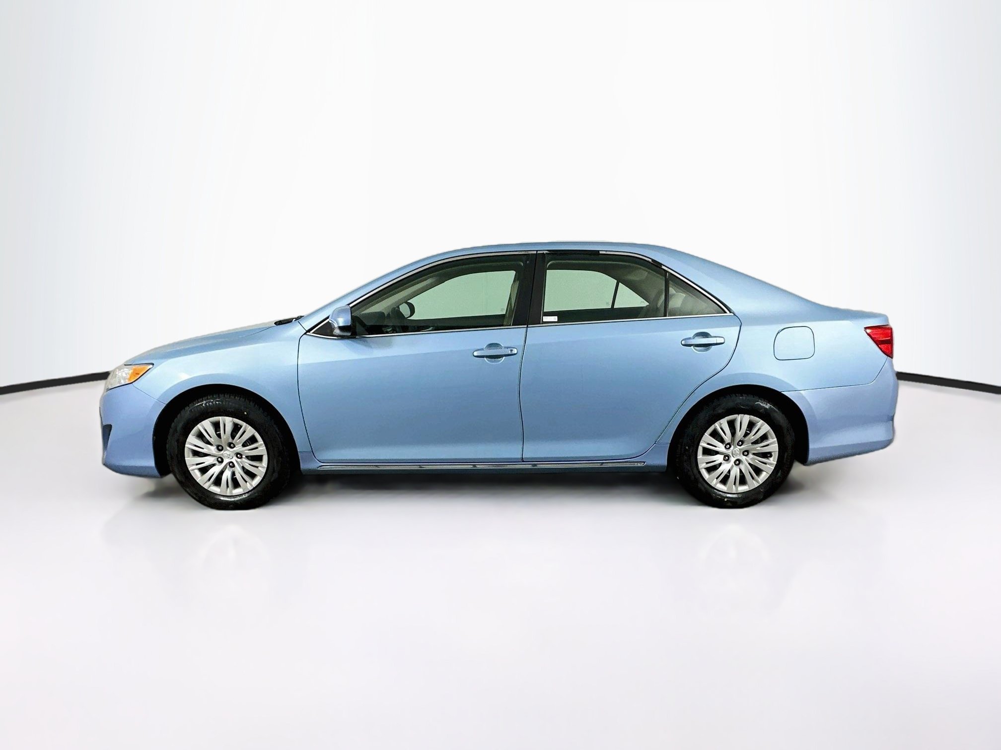 Used 2013 Toyota Camry LE FWD image 4
