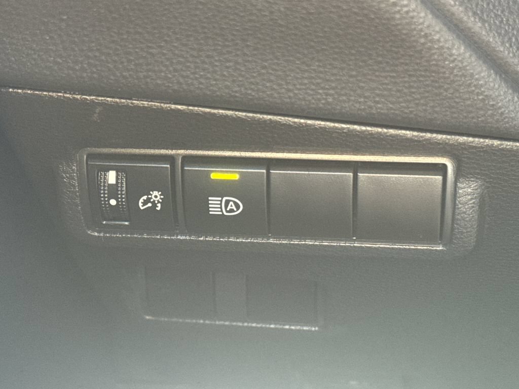 Used 2025 Toyota Corolla Cross XLE FWD image 32