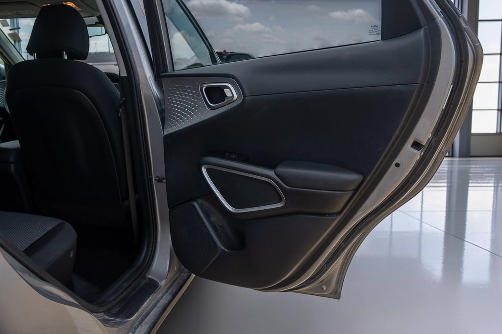 Used 2023 Kia Soul LX w/ LX Technology Package FWD image 24