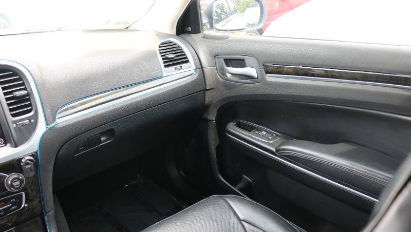Used 2017 Chrysler 300 C RWD image 21