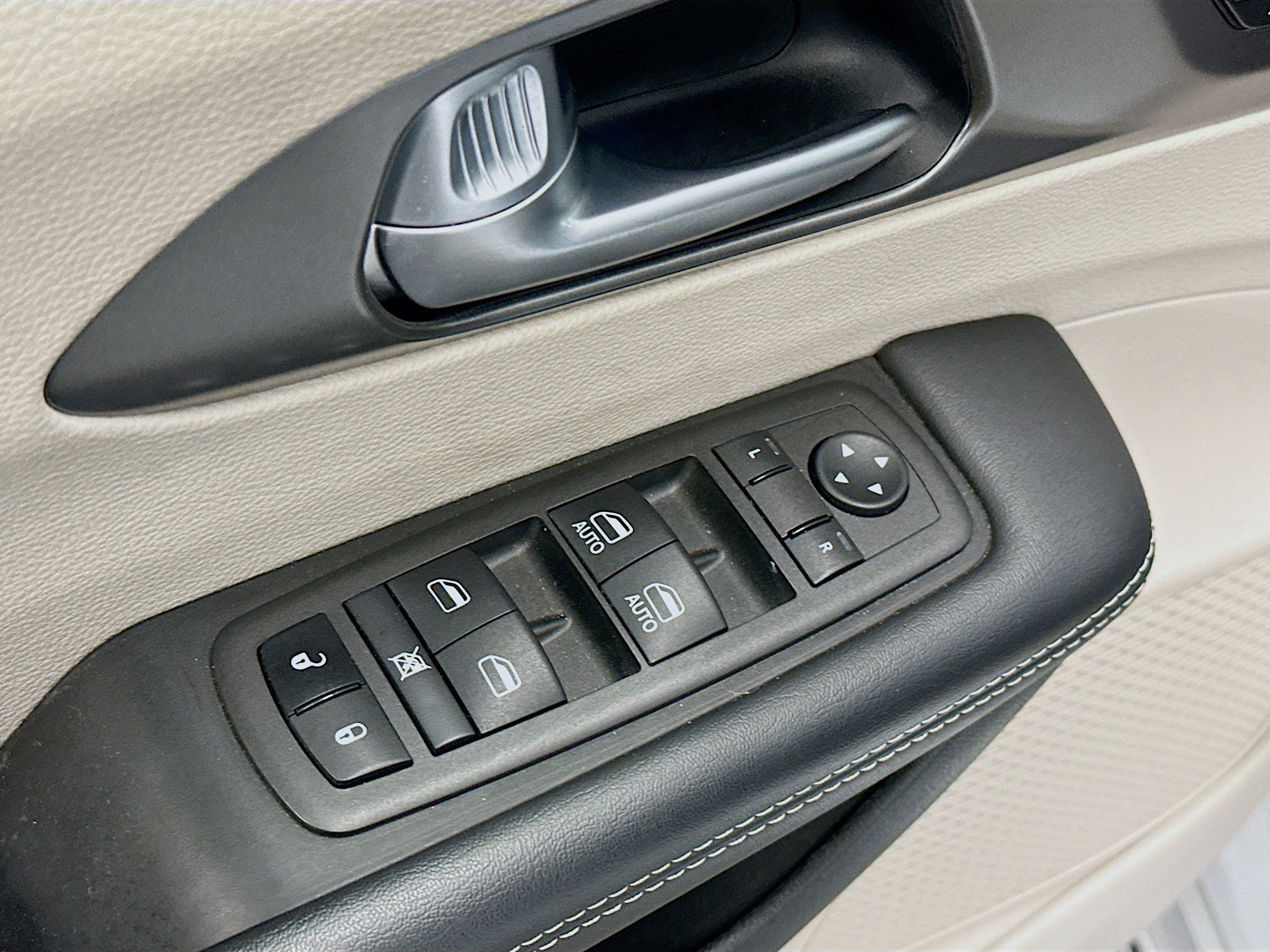 Used 2024 Chrysler Pacifica Touring-L image 15