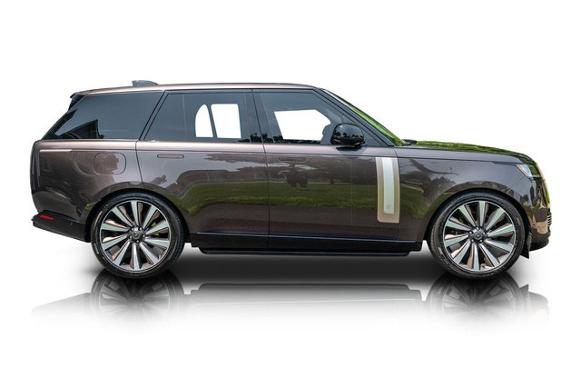 Used 2025 Land Rover Range Rover SV AWD/4WD image 2