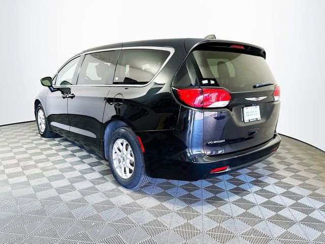 Used 2022 Chrysler Voyager LX image 6