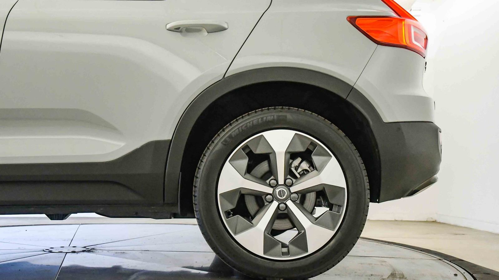 Certified 2025 Volvo XC40 B5 Plus w/ Protection Package Premier image 11