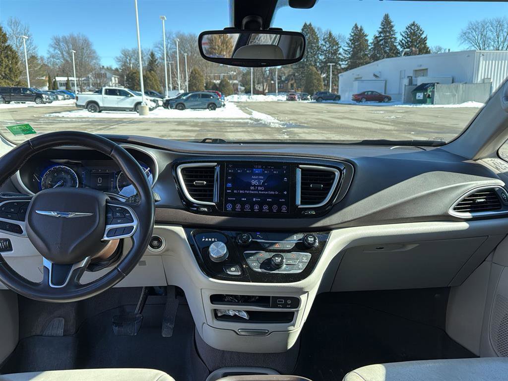 Used 2017 Chrysler Pacifica Touring-L w/ Tire & Wheel Group image 4