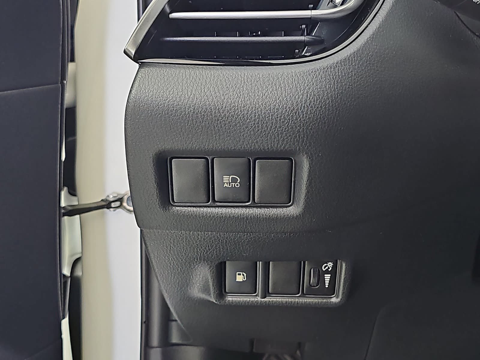 Used 2019 Toyota C-HR LE FWD image 25