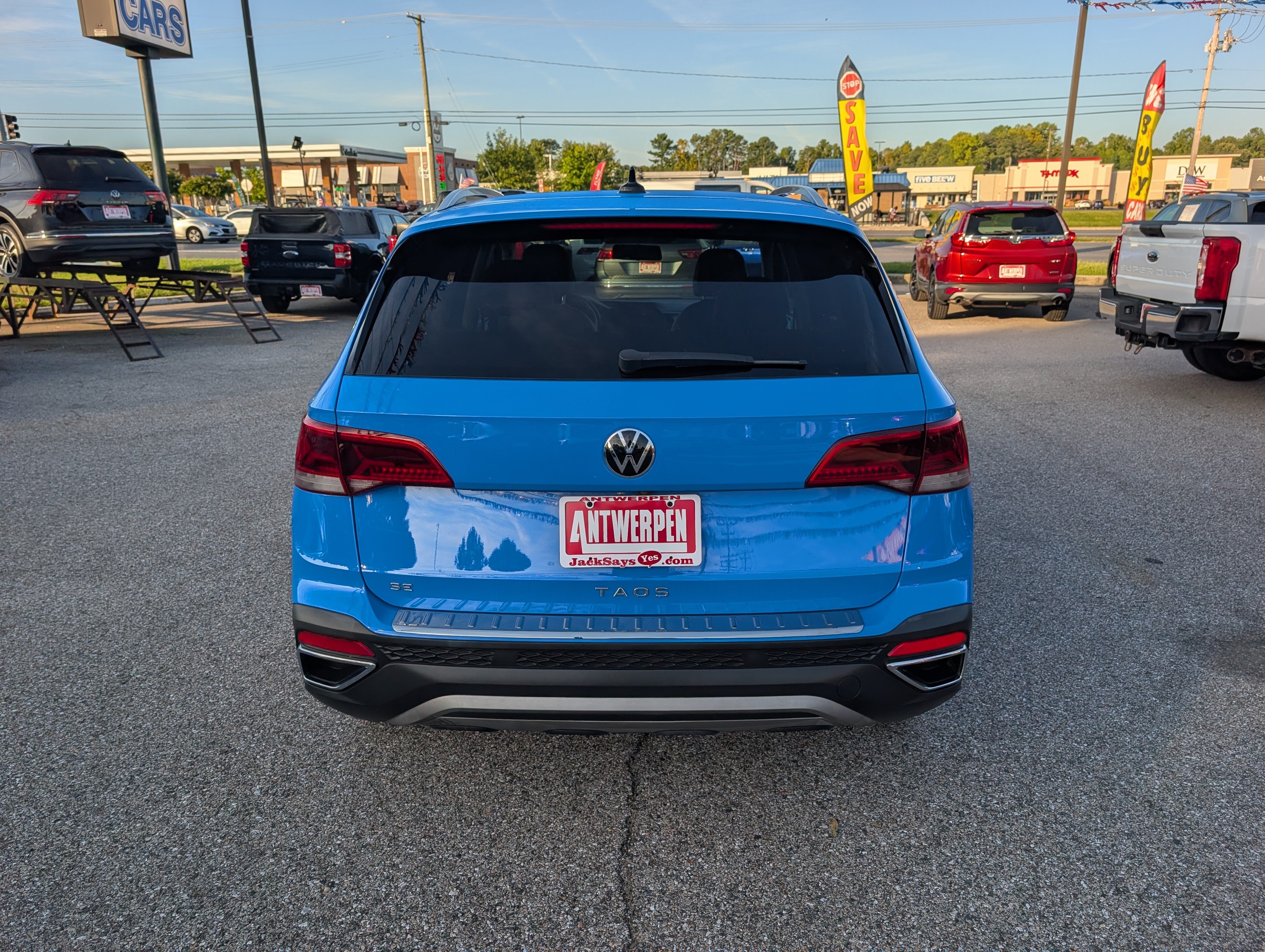 Used 2022 Volkswagen Taos SE w/ Panoramic Sunroof Package FWD image 4