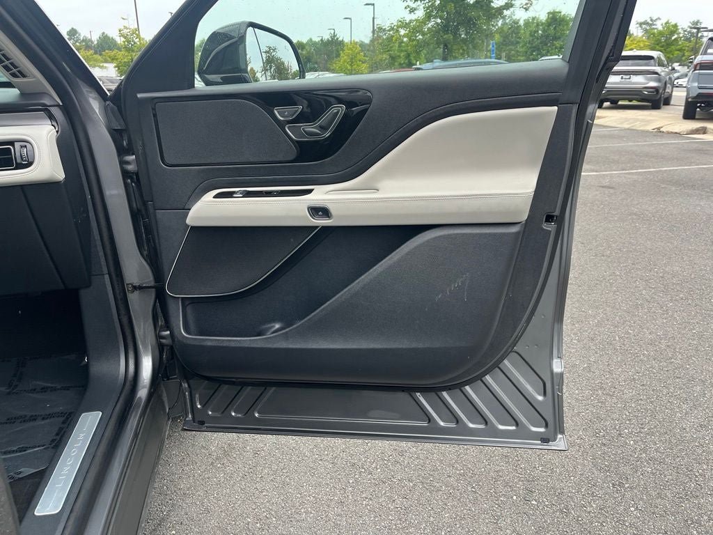 Certified 2025 Lincoln Aviator AWD image 20