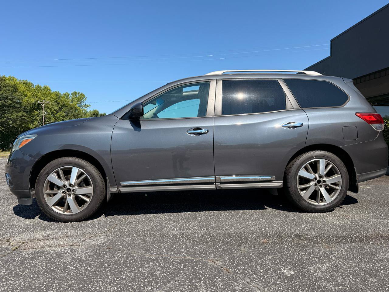 Used 2013 Nissan Pathfinder Platinum w/ Platinum Premium Pkg FWD image 2