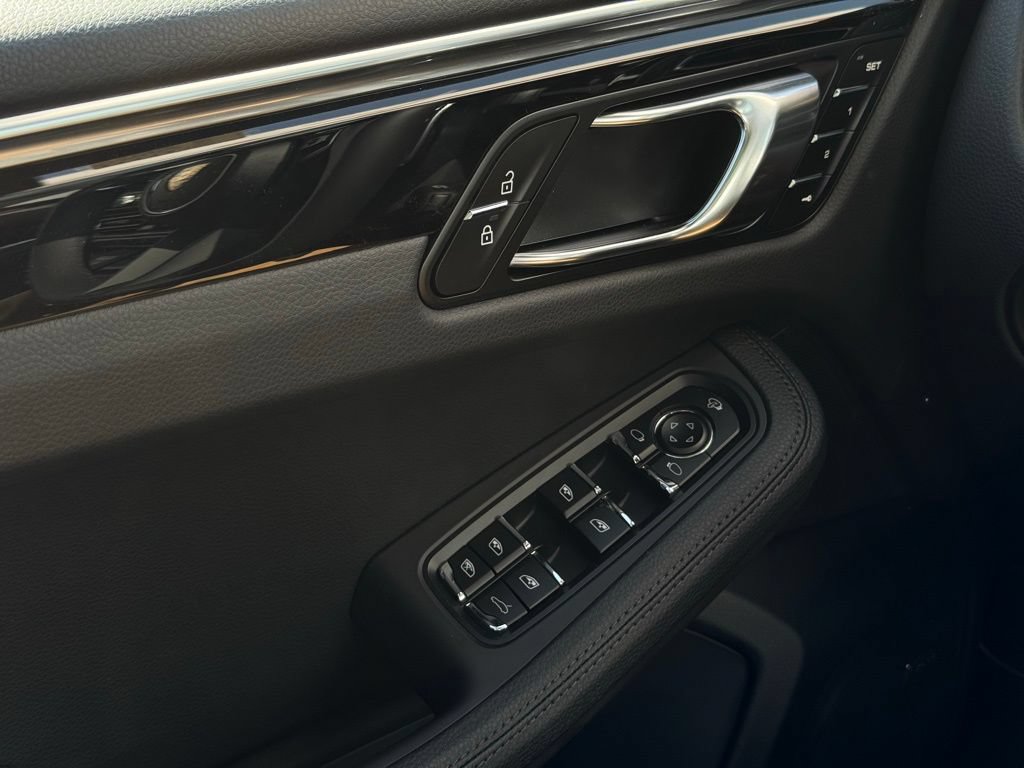 Certified 2025 Porsche Macan AWD/4WD image 37