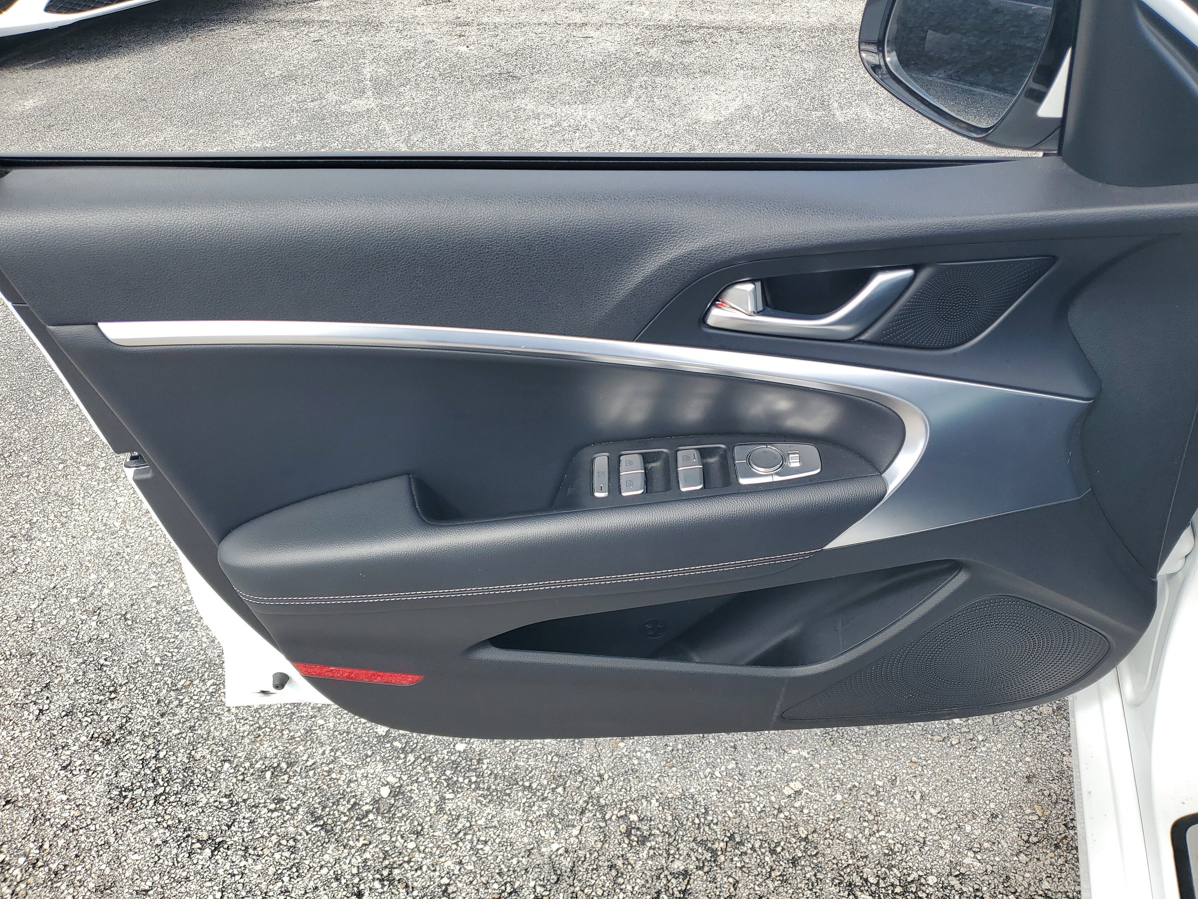 Used 2025 Genesis G70 2.5T image 9