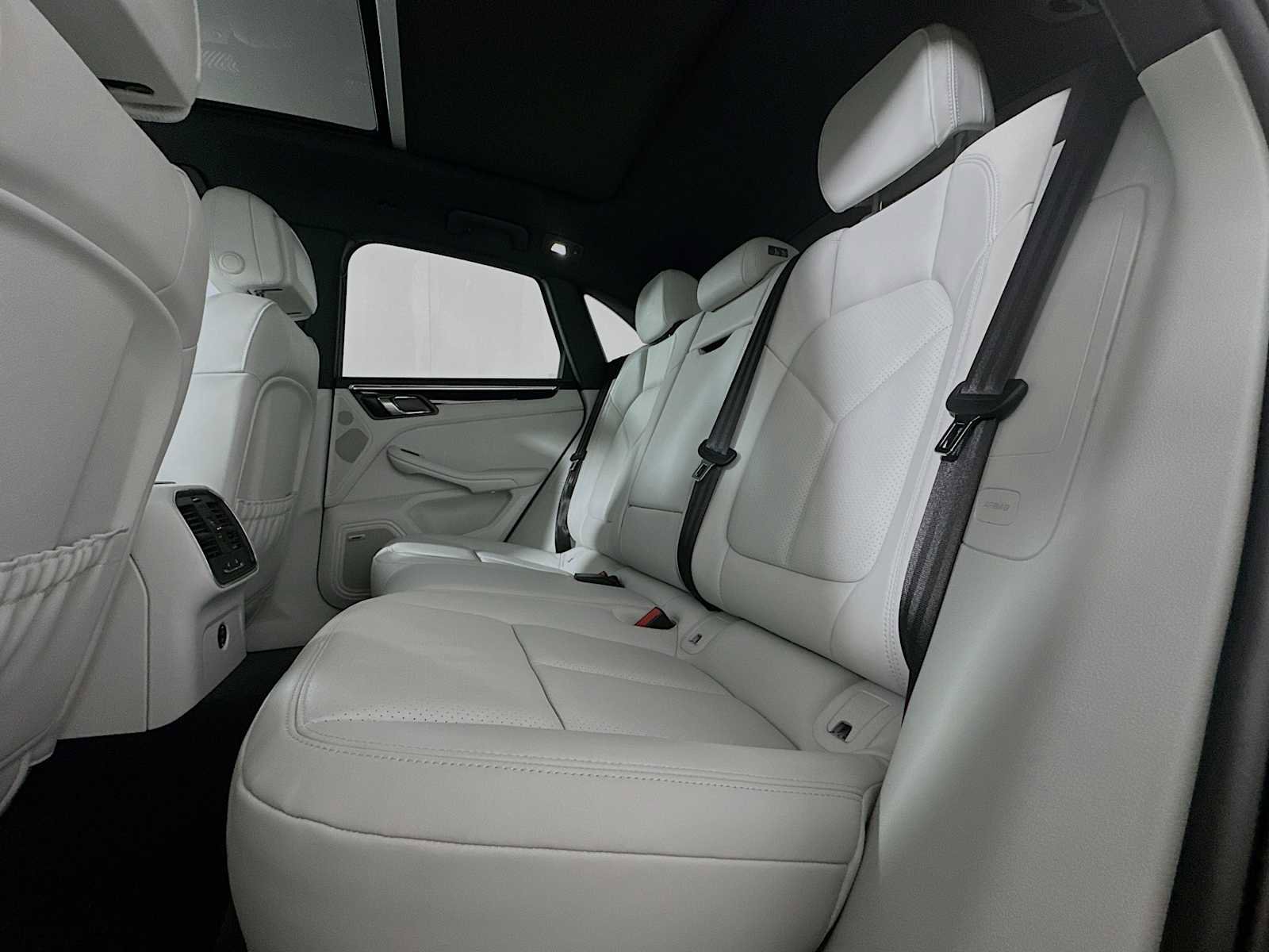 Certified 2025 Porsche Macan image 24