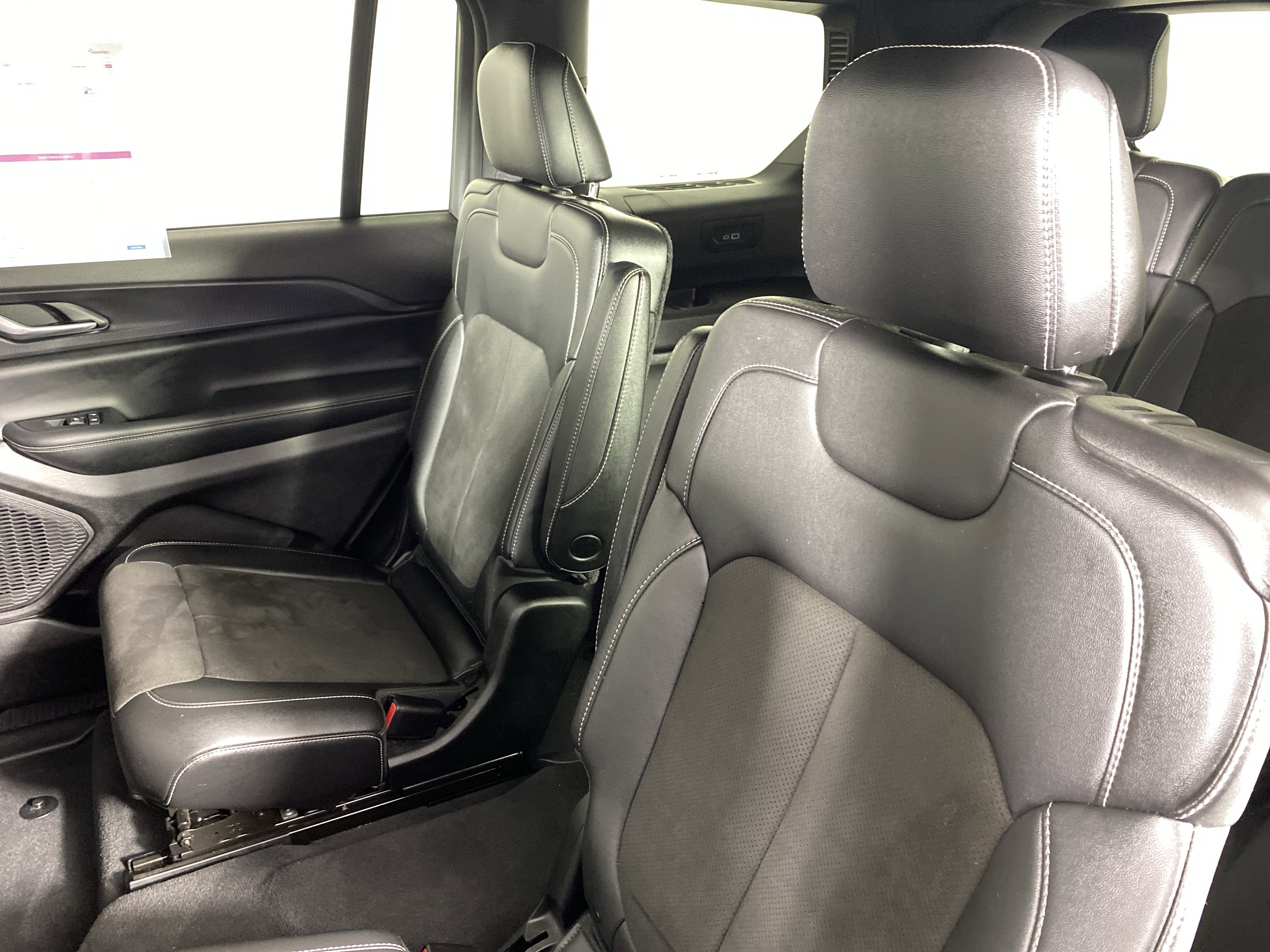 Used 2023 Jeep Grand Cherokee L Laredo image 31