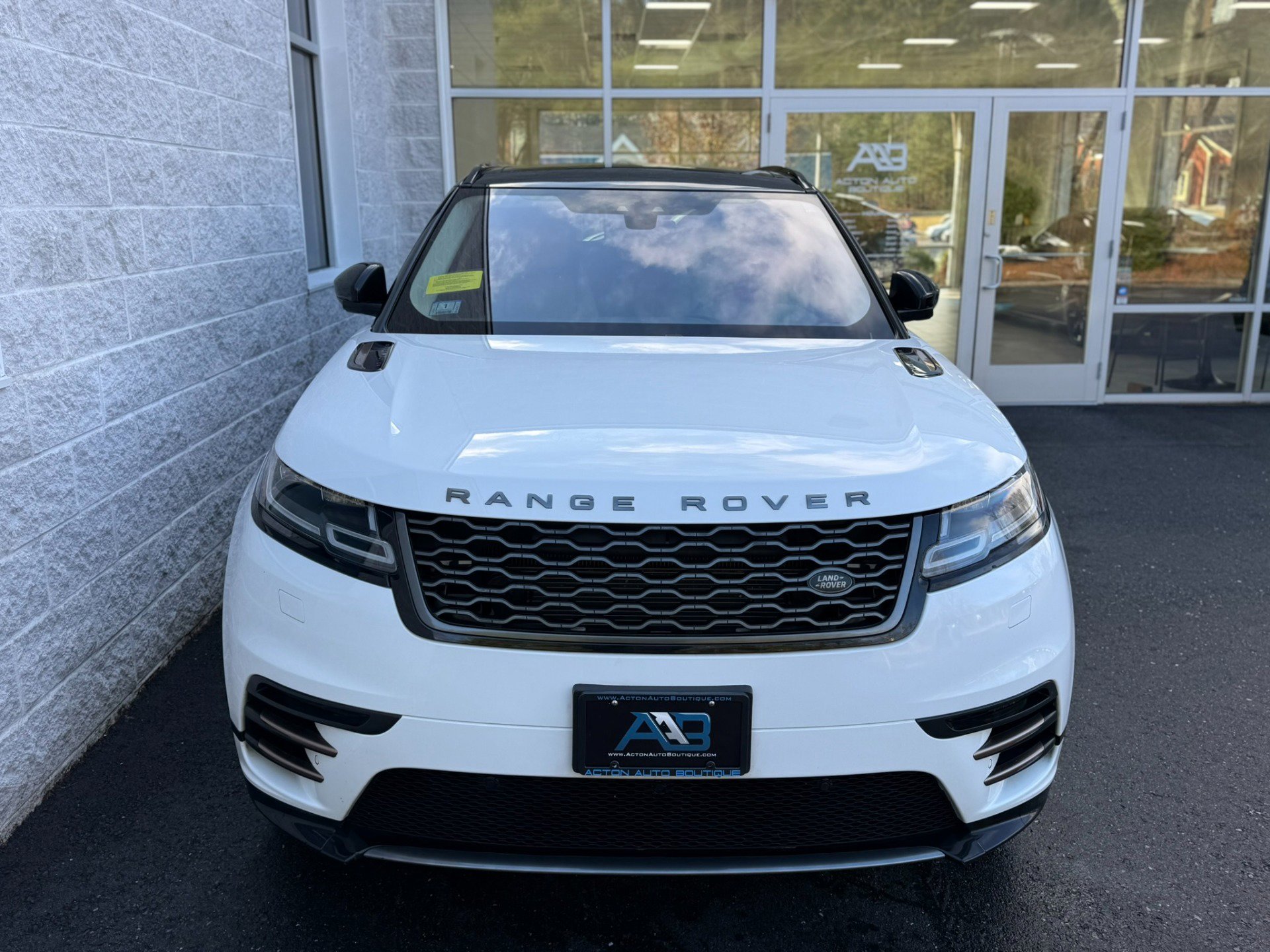Used 2018 Land Rover Range Rover Velar R-Dynamic SE image 4