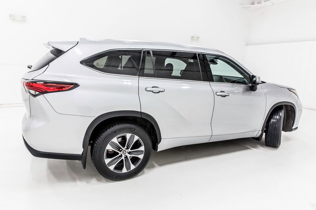 Used 2021 Toyota Highlander XLE image 6