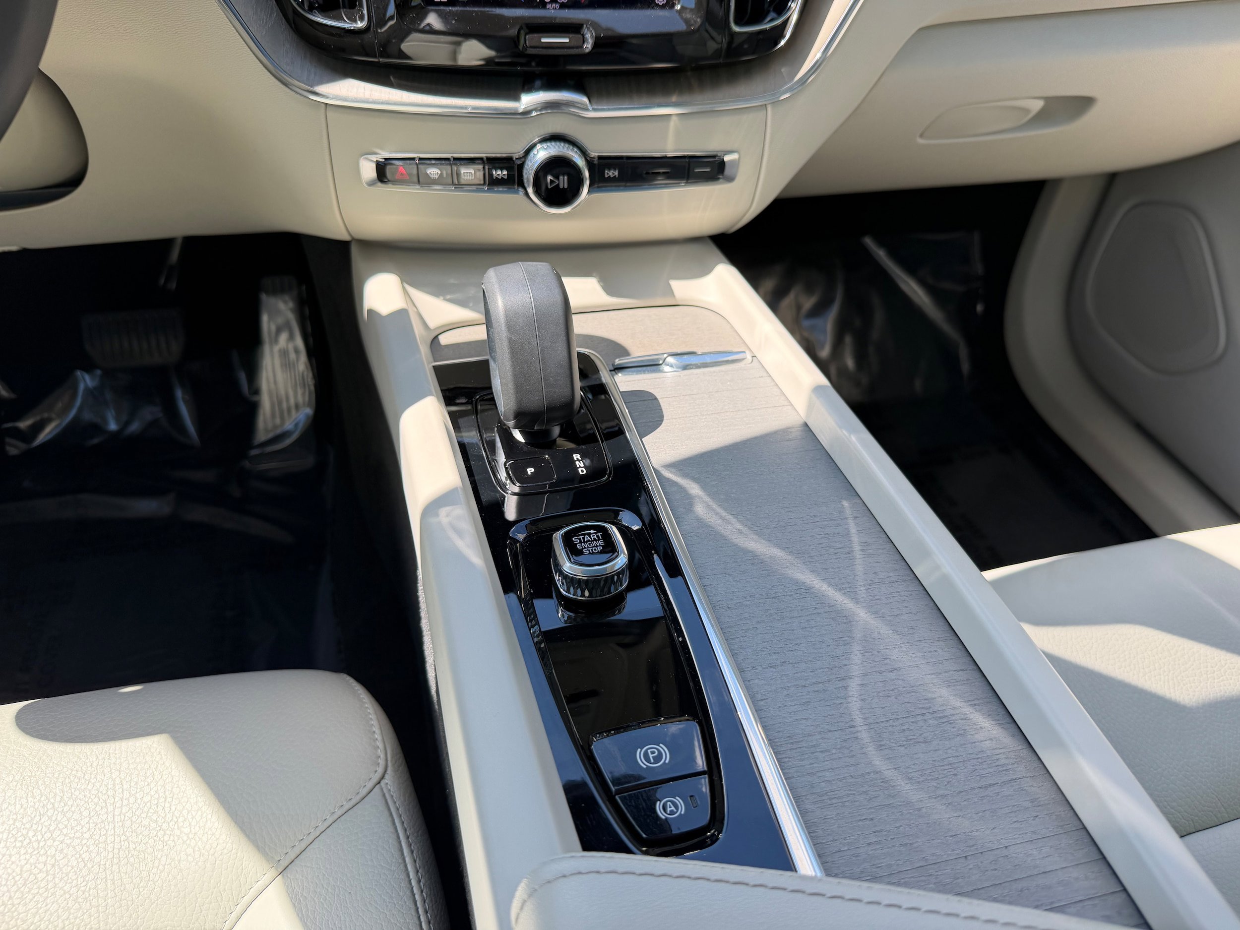 Certified 2023 Volvo XC60 B5 Plus FWD image 16