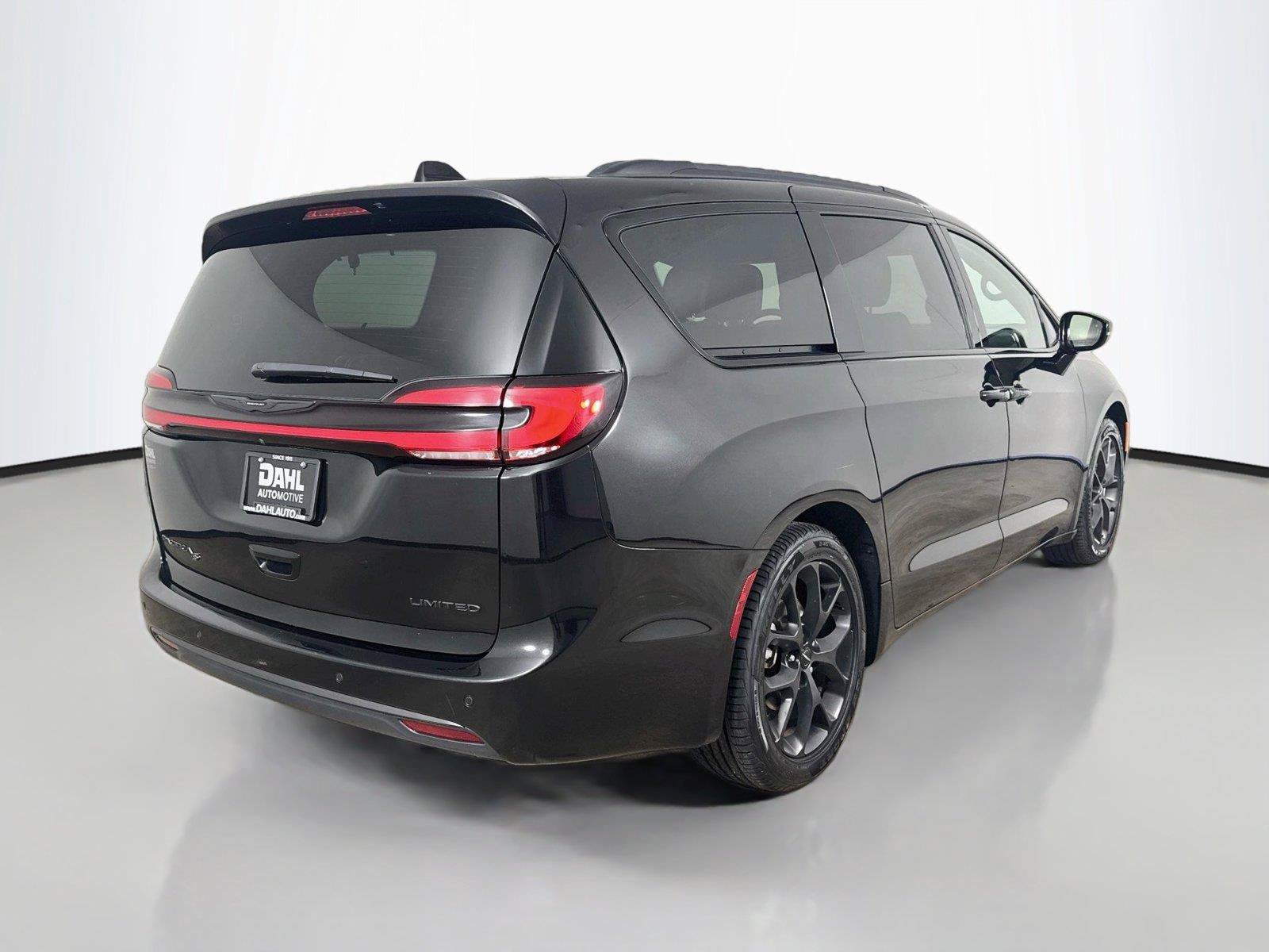 Used 2025 Chrysler Pacifica Limited FWD image 13