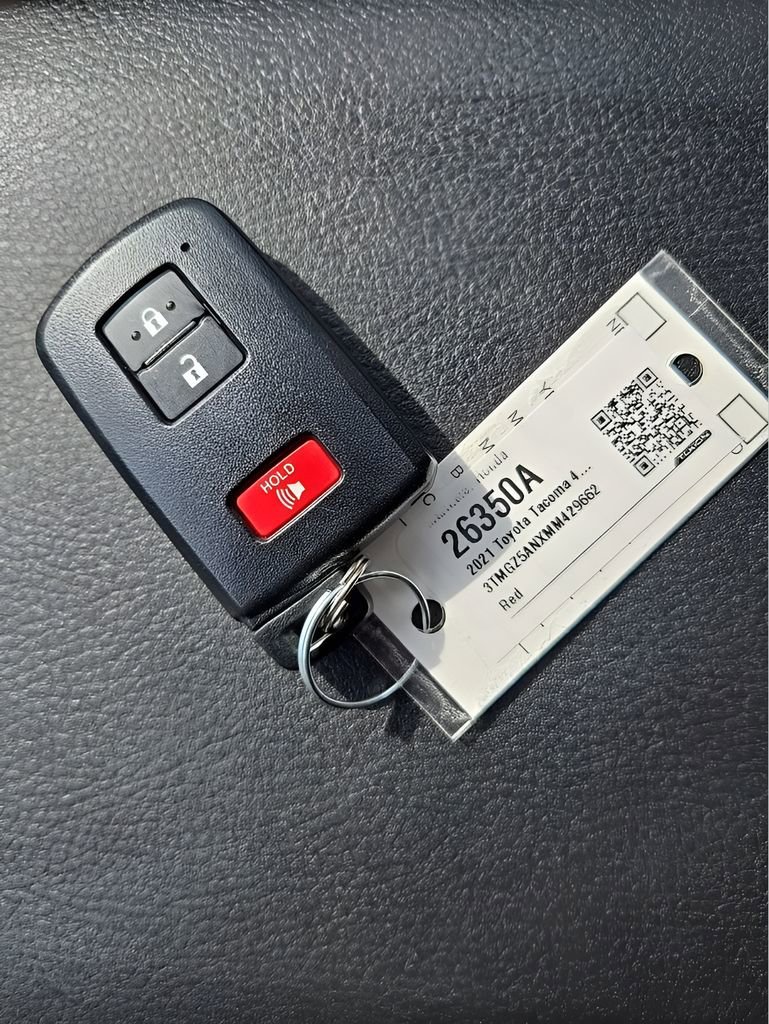 Used 2021 Toyota Tacoma Limited image 27