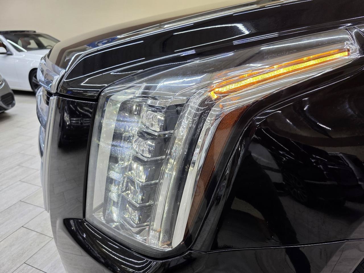 Used 2018 Cadillac Escalade Premium Luxury AWD/4WD image 10