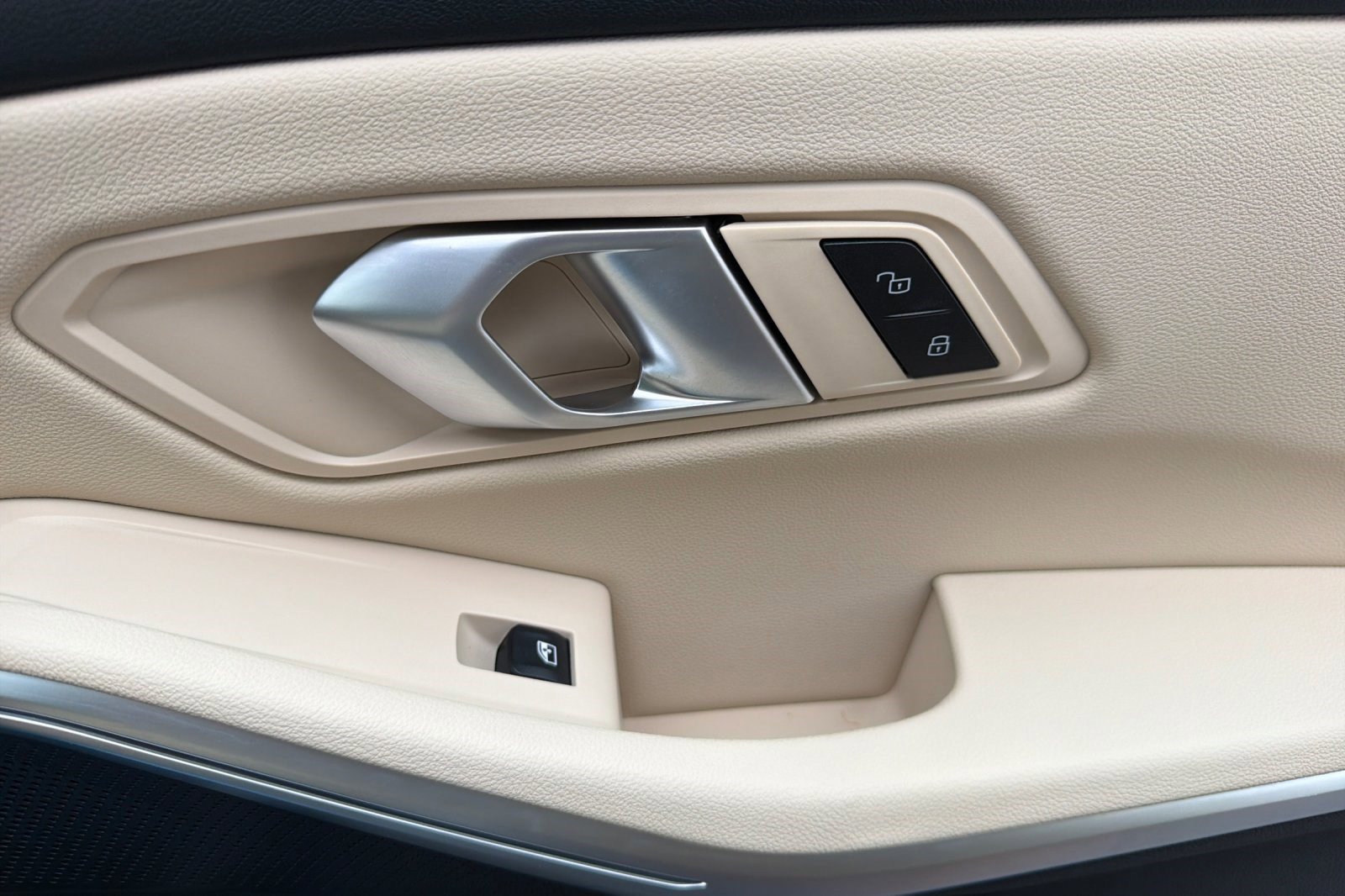 Used 2025 BMW 330i Sedan w/ Convenience Package image 21