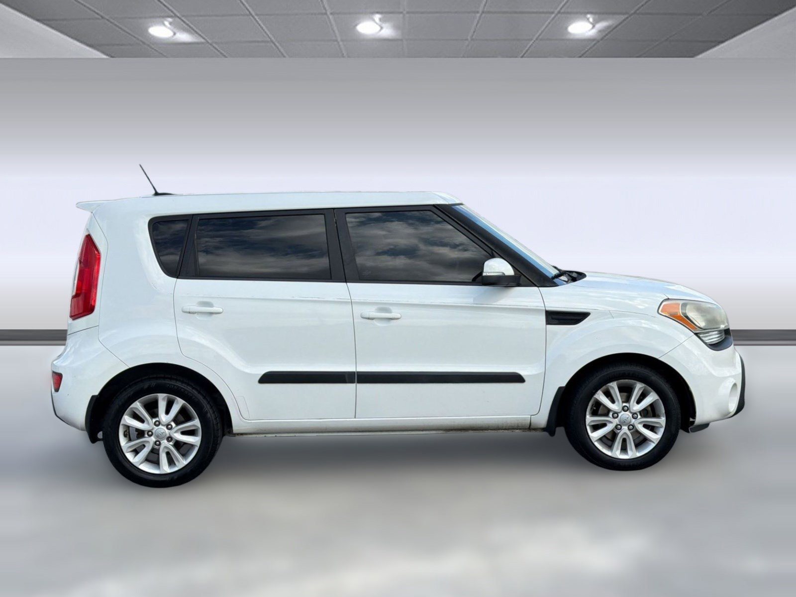 Used 2013 Kia Soul + FWD image 8