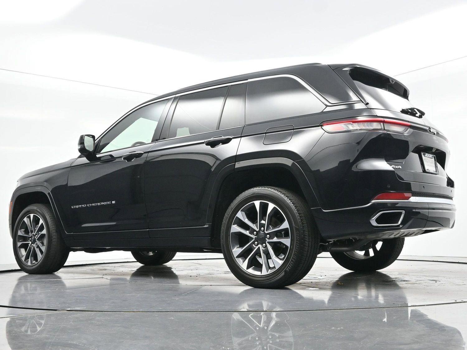 Used 2023 Jeep Grand Cherokee Overland w/ Luxury Tech Group IV AWD/4WD image 44