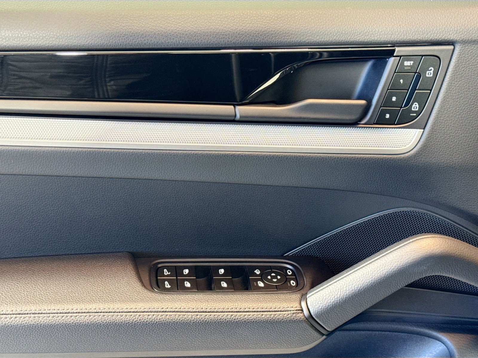 Certified 2025 Porsche Cayenne image 11