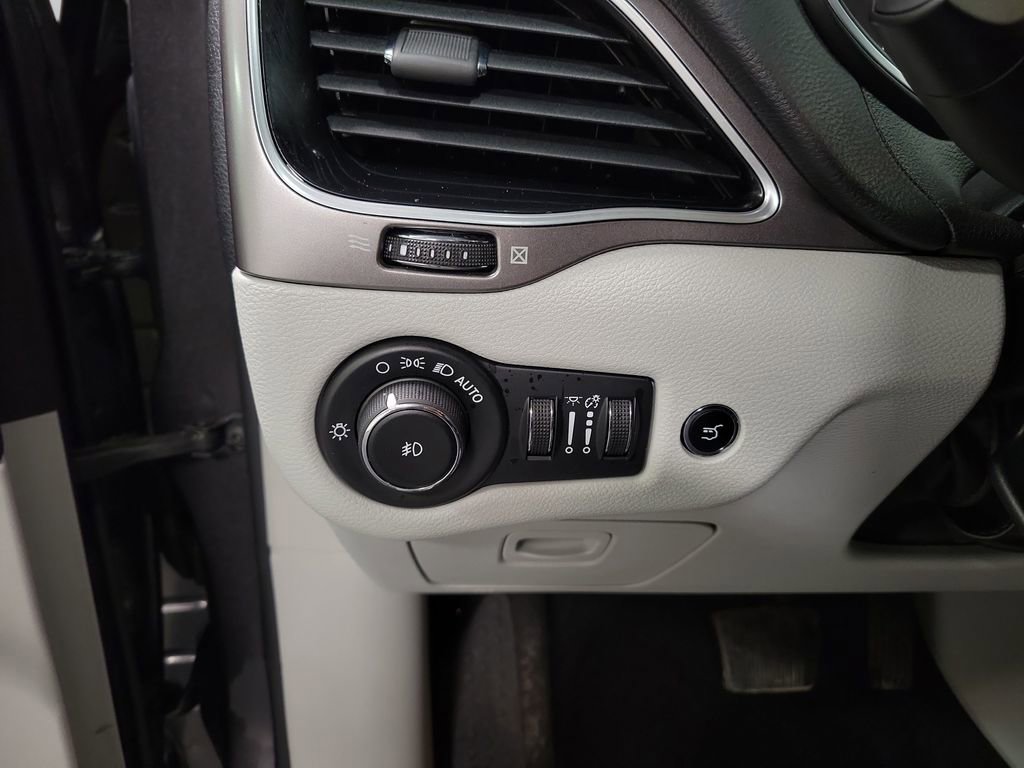 Used 2020 Jeep Cherokee Limited w/ Technology Group image 22