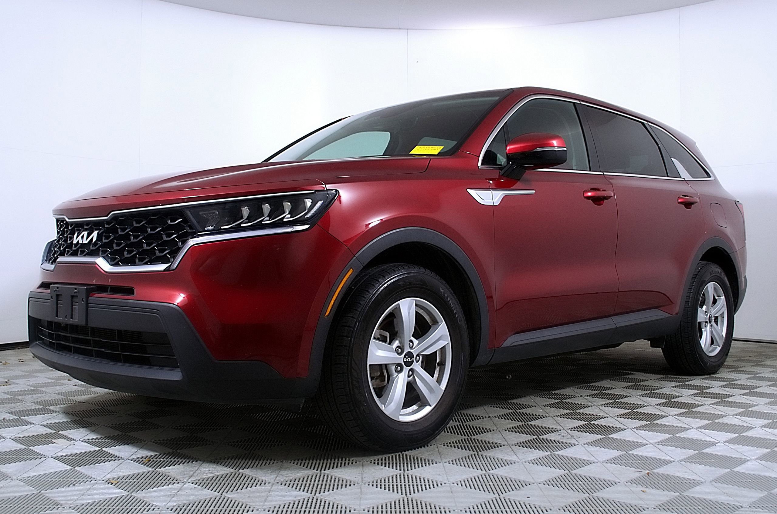 Used 2022 Kia Sorento LX image 2