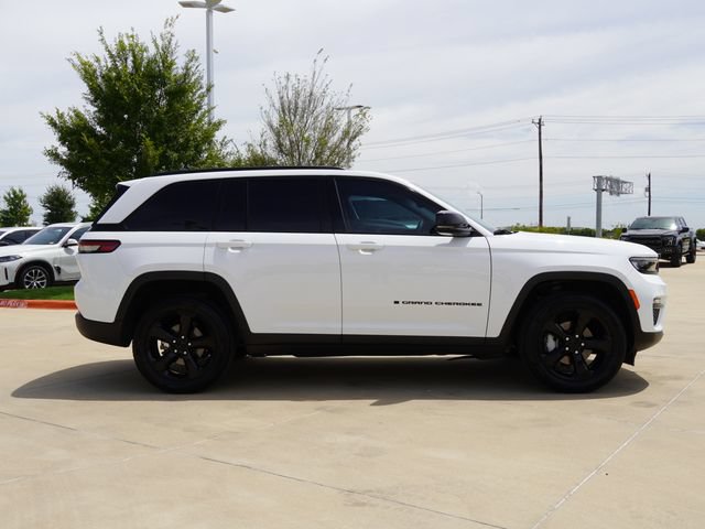 Certified 2024 Jeep Grand Cherokee Limited w/ Black Appearance Package RWD image 9