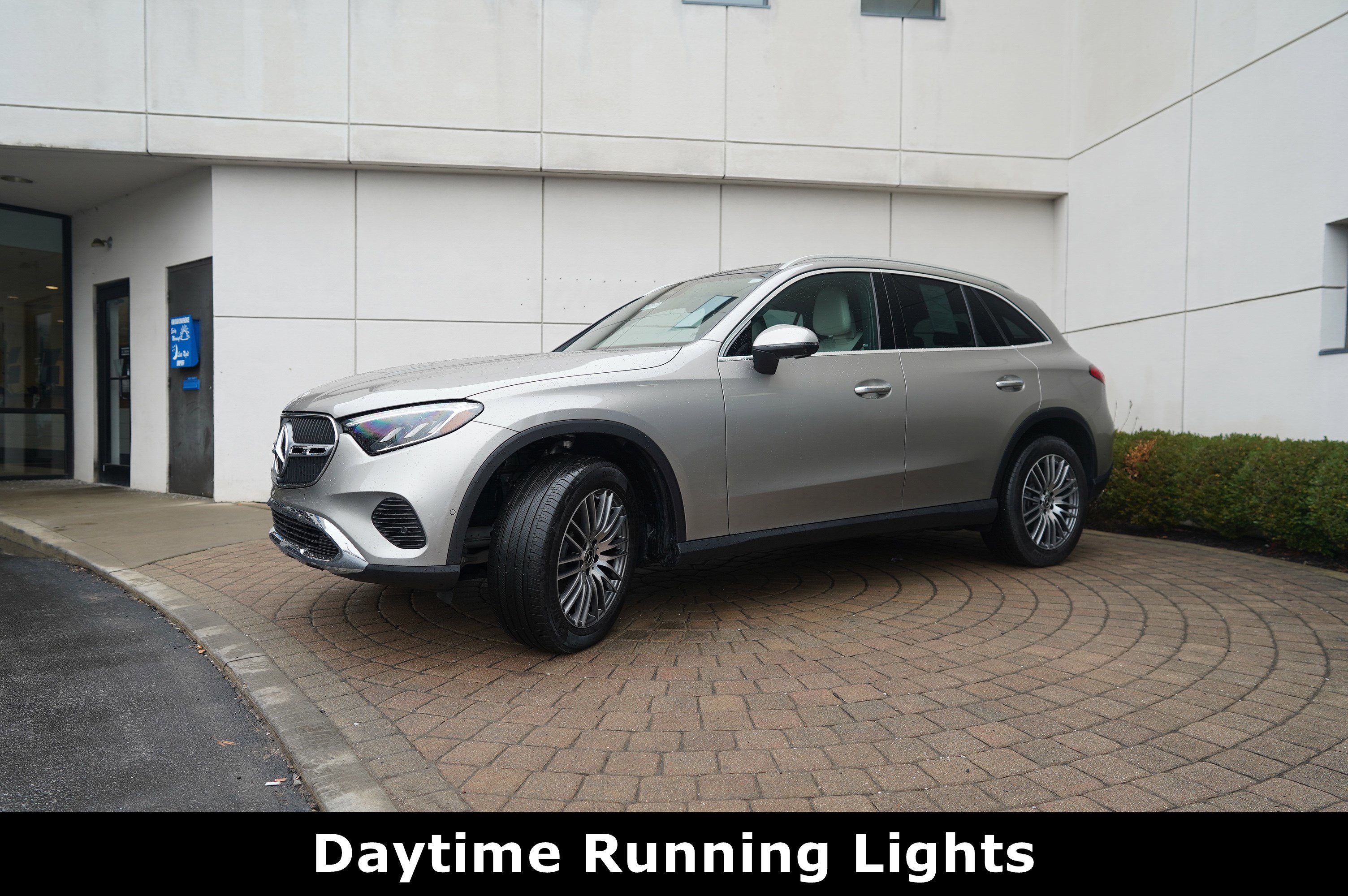 Used 2024 Mercedes-Benz GLC 300 4MATIC image 17