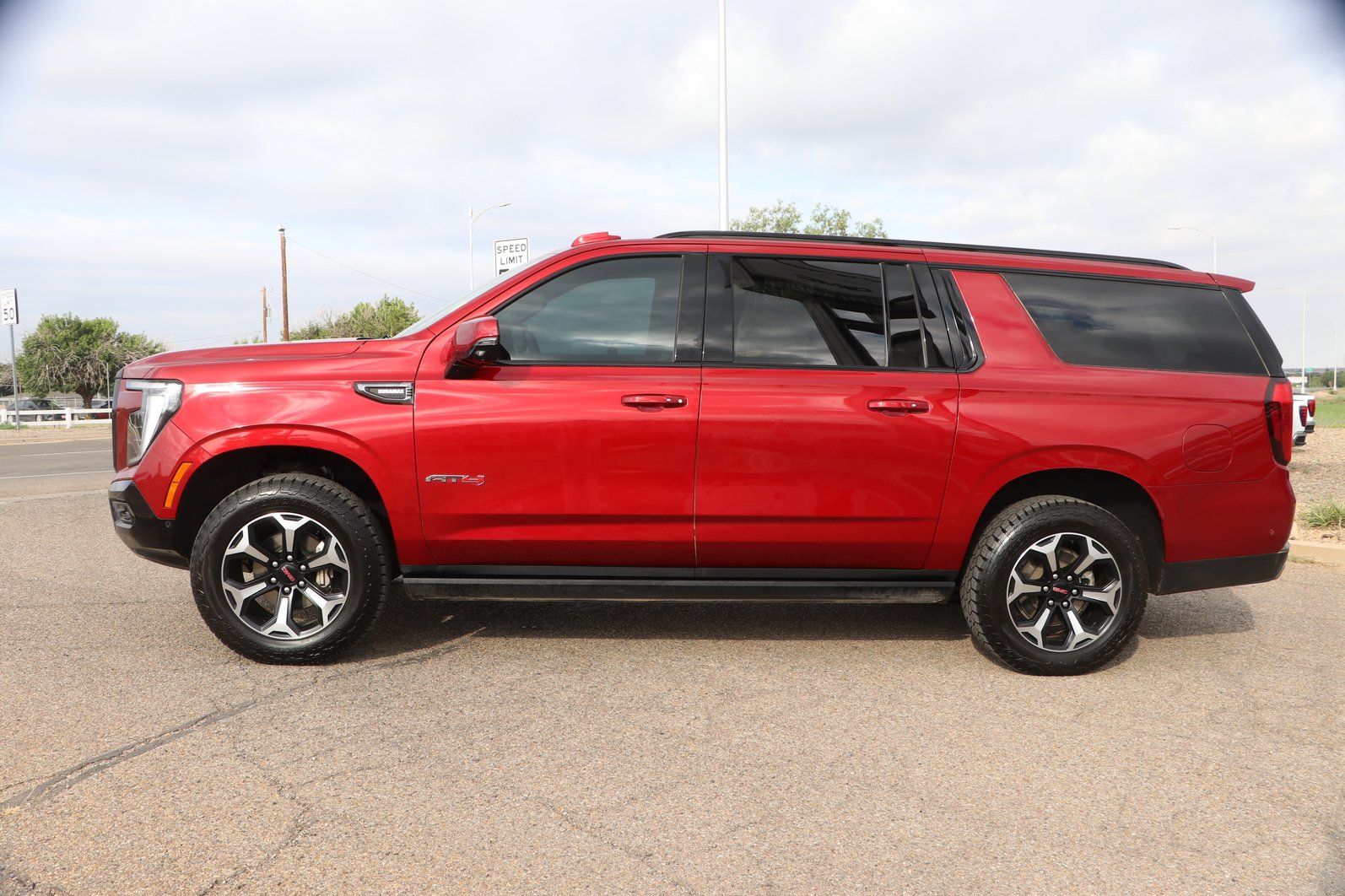 Used 2025 GMC Yukon XL AT4 w/ AT4 Premium Plus Package AWD/4WD image 4