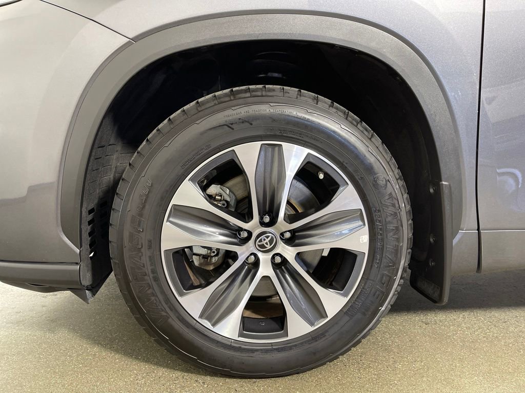 Used 2023 Toyota Highlander XLE image 11